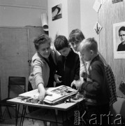Lata 50. lub 60., Warszawa, Polska.
Świetlica komitetu blokowego przy alei Karola Świerczewskiego 95/99 (dziś aleja Solidarności).
Fot. Irena Jarosińska, zbiory Ośrodka KARTA