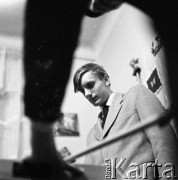 Lata 50. lub 60., Warszawa, Polska.
Świetlica komitetu blokowego przy alei Karola Świerczewskiego 95/99 (dziś aleja Solidarności).
Fot. Irena Jarosińska, zbiory Ośrodka KARTA