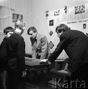 Lata 50. lub 60., Warszawa, Polska.
Świetlica komitetu blokowego przy alei Karola Świerczewskiego 95/99 (dziś aleja Solidarności).
Fot. Irena Jarosińska, zbiory Ośrodka KARTA