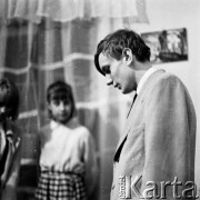 Lata 50. lub 60., Warszawa, Polska.
Świetlica komitetu blokowego przy alei Karola Świerczewskiego 95/99 (dziś aleja Solidarności).
Fot. Irena Jarosińska, zbiory Ośrodka KARTA
