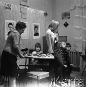 Lata 50. lub 60., Warszawa, Polska.
Świetlica komitetu blokowego przy alei Karola Świerczewskiego 95/99 (dziś aleja Solidarności).
Fot. Irena Jarosińska, zbiory Ośrodka KARTA