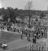 lata 50-te, Warszawa, Polska
Procesja Bożego Ciała przy Katedrze św. Floriana. W głębi widać park praski
Fot. Irena Jarosińska, zbiory Ośrodka KARTA