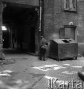 lata 50-te, Warszawa, Polska
Dziedziniec kamienicy, w której mieściło się mieszkanie-pracownia Ireny Jarosińskiej przy ulicy Świerczewskiego 61 (obecnie Aleja Solidarności). 
Fot. Irena Jarosińska, zbiory Ośrodka KARTA