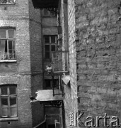 lata 50-te, Warszawa, Polska
Widok z okna mieszkania-pracowni Ireny Jarosińskiej przy ulicy Świerczewskiego 61 (obecnie Aleja Solidarności). 
Fot. Irena Jarosińska, zbiory Ośrodka KARTA