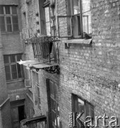 lata 50-te, Warszawa, Polska
Widok z okna mieszkania-pracowni Ireny Jarosińskiej przy ulicy Świerczewskiego 61 (obecnie Aleja Solidarności). 
Fot. Irena Jarosińska, zbiory Ośrodka KARTA