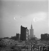 1954-1955, Warszawa, Polska
Ruiny kamienic przy ulicy Grzybowskiej, w głębi fragment synagogi Nożyków oraz Pałac Kultury i Nauki
Fot. Irena Jarosińska, zbiory Ośrodka KARTA
