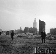 1954-1955, Warszawa, Polska
Dzieci na tle ruin kamienic przy ulicy Grzybowskiej, w głębi fragment synagogi Nożyków oraz Pałac Kultury i Nauki
Fot. Irena Jarosińska, zbiory Ośrodka KARTA