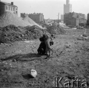 1954-1955, Warszawa, Polska
Marek Jarosiński (syn Ireny Jarosińskiej) podczas zabawy z psem. W głębi ruiny kamienic przy ulicy Grzybowskiej i fragment synagogi Nożyków oraz Pałac Kultury i Nauki
Fot. Irena Jarosińska, zbiory Ośrodka KARTA