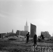 1954-1955, Warszawa, Polska
Dzieci na tle ruin kamienic przy ulicy Grzybowskiej, w głębi fragment synagogi Nożyków oraz Pałac Kultury i Nauki
Fot. Irena Jarosińska, zbiory Ośrodka KARTA