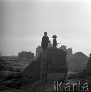 1954-1955, Warszawa, Polska
Marek Jarosiński (syn Ireny Jarosińskiej) z psem. W głębi ruiny kamienic w okolicach ulicy Grzybowskiej.
Fot. Irena Jarosińska, zbiory Ośrodka KARTA