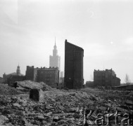 1954-1955, Warszawa, Polska
Ruiny kamienic przy ulicy Grzybowskiej, w głębi fragment synagogi Nożyków oraz Pałac Kultury i Nauki
Fot. Irena Jarosińska, zbiory Ośrodka KARTA