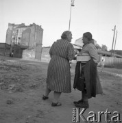 1954-1955, Warszawa, Polska
Rozmowa wśród ruin miasta
Fot. Irena Jarosińska, zbiory Ośrodka KARTA