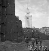 1954-1955, Warszawa, Polska
Chłopcy przy ul. Marchlewskiego, w głębi Pałac Kultury i Nauki
Fot. Irena Jarosińska, zbiory Ośrodka KARTA