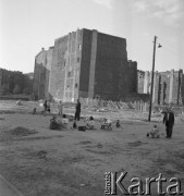 1954-1955, Warszawa, Polska
Rodzice z dziećmi, w głębi zniszczona zabudowa miasta.
Fot. Irena Jarosińska, zbiory Ośrodka KARTA