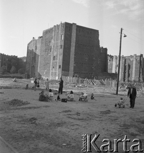1954-1955, Warszawa, Polska
Rodzice z dziećmi, w głębi zniszczona zabudowa miasta.
Fot. Irena Jarosińska, zbiory Ośrodka KARTA