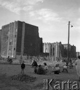 1954-1955, Warszawa, Polska
Rodzice z dziećmi, w głębi zniszczona zabudowa miasta.
Fot. Irena Jarosińska, zbiory Ośrodka KARTA