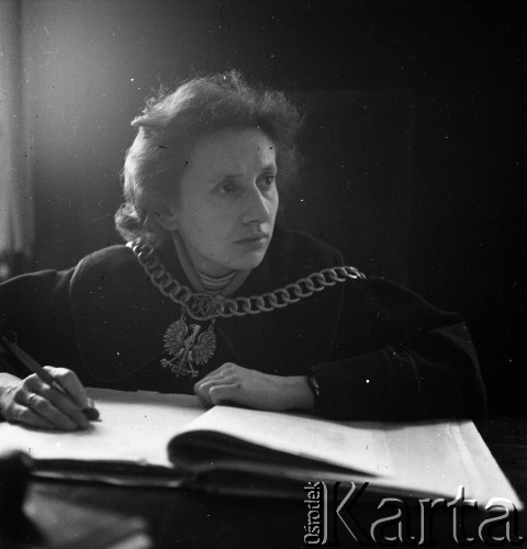 Lata 50. lub 60., Polska.
Sędzia w czasie rozprawy.
Fot. Irena Jarosińska, zbiory Ośrodka KARTA