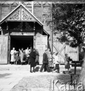 Lata 50. lub 60., Warszawa, Polska.
Kościół św. Wincentego a Paulo na Cmentarzu Bródnowskim.
Fot. Irena Jarosińska, zbiory Ośrodka KARTA