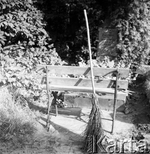 Lata 50. lub 60., Warszawa, Polska.
Cmentarz Bródnowski.
Fot. Irena Jarosińska, zbiory Ośrodka KARTA