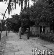 Lata 50. lub 60., Warszawa, Polska.
Cmentarz Bródnowski.
Fot. Irena Jarosińska, zbiory Ośrodka KARTA