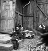 Lata 50. lub 60., Warszawa, Polska.
Kościół św. Wincentego a Paulo na Cmentarzu Bródnowskim.
Fot. Irena Jarosińska, zbiory Ośrodka KARTA