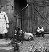 Lata 50. lub 60., Warszawa, Polska.
Kościół św. Wincentego a Paulo na Cmentarzu Bródnowskim.
Fot. Irena Jarosińska, zbiory Ośrodka KARTA