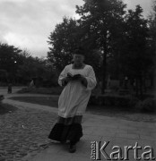 Lata 50. lub 60., Warszawa, Polska.
Ksiądz z parafii św. Wincentego a Paulo na Cmentarzu Bródnowskim.
Fot. Irena Jarosińska, zbiory Ośrodka KARTA
