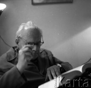 Lata 50. lub 60., Warszawa, Polska.
Pisarz, dziennikarz, reportażysta i publicysta Melchior Wańkowicz w swoim mieszkaniu a ulicy Puławskiej 10/35.
Fot. Irena Jarosińska, zbiory Ośrodka KARTA