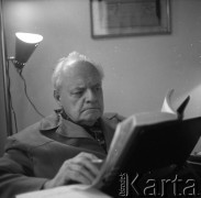 Lata 50. lub 60., Warszawa, Polska.
Pisarz, dziennikarz, reportażysta i publicysta Melchior Wańkowicz w swoim mieszkaniu a ulicy Puławskiej 10/35.
Fot. Irena Jarosińska, zbiory Ośrodka KARTA