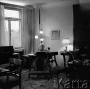 Lata 50. lub 60., Warszawa, Polska.
Pisarz, dziennikarz, reportażysta i publicysta Melchior Wańkowicz w swoim mieszkaniu a ulicy Puławskiej 10/35.
Fot. Irena Jarosińska, zbiory Ośrodka KARTA