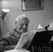 Lata 50. lub 60., Warszawa, Polska.
Pisarz, dziennikarz, reportażysta i publicysta Melchior Wańkowicz w swoim mieszkaniu a ulicy Puławskiej 10/35.
Fot. Irena Jarosińska, zbiory Ośrodka KARTA