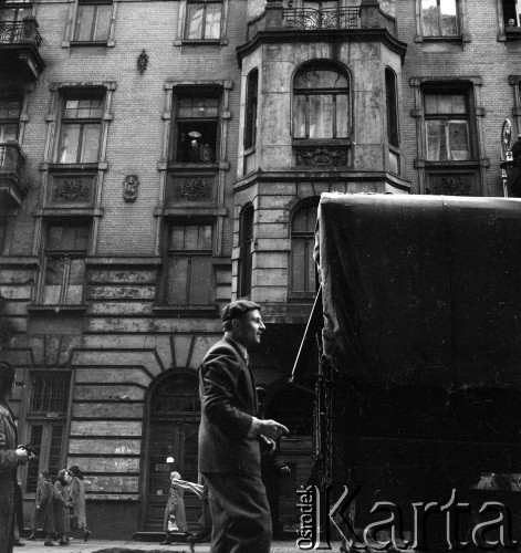 Marzec 1958, Warszawa, Polska.
Przeprowadzka Mirona Białoszewskiego - poety, prozaika, dramatopisarza i aktora teatralnego - z kamienicy przy ulicy Poznańskiej 37 (na zdjęciu) na Plac Dąbrowskiego 7.
Fot. Irena Jarosińska, zbiory Ośrodka KARTA