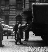 Marzec 1958, Warszawa, Polska.
Przeprowadzka Mirona Białoszewskiego - poety, prozaika, dramatopisarza i aktora teatralnego - z kamienicy przy ulicy Poznańskiej 37 (na zdjęciu) na Plac Dąbrowskiego 7.
Fot. Irena Jarosińska, zbiory Ośrodka KARTA