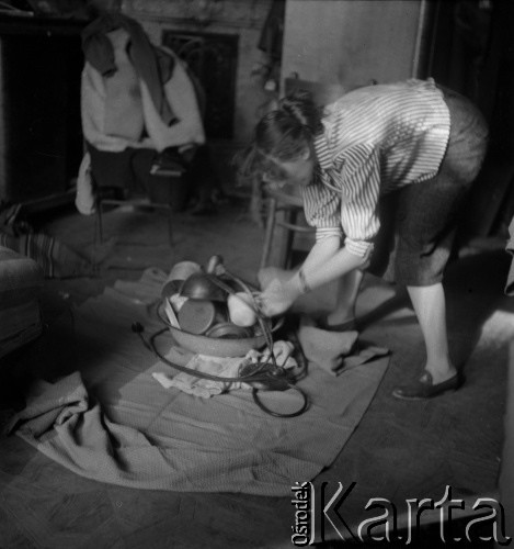 Marzec 1958, Warszawa, Polska.
Przeprowadzka Mirona Białoszewskiego - poety, prozaika, dramatopisarza i aktora teatralnego - z kamienicy przy ulicy Poznańskiej 37 na Plac Dąbrowskiego 7. Wnętrze mieszkania na ulicy Poznańskiej 37.
Fot. Irena Jarosińska, zbiory Ośrodka KARTA