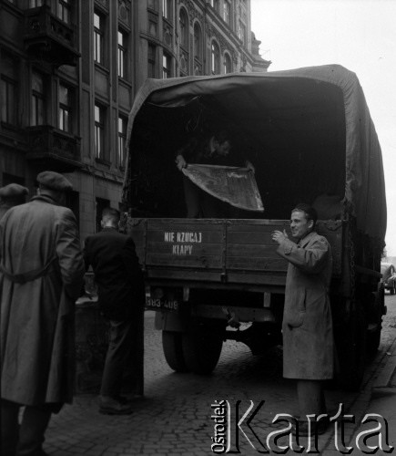 Marzec 1958, Warszawa, Polska.
Przeprowadzka Mirona Białoszewskiego - poety, prozaika, dramatopisarza i aktora teatralnego - z kamienicy przy ulicy Poznańskiej 37 (na zdjęciu) na Plac Dąbrowskiego 7.
Fot. Irena Jarosińska, zbiory Ośrodka KARTA