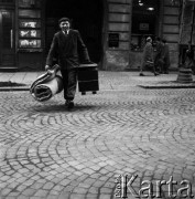 Marzec 1958, Warszawa, Polska.
Przeprowadzka Mirona Białoszewskiego - poety, prozaika, dramatopisarza i aktora teatralnego - z kamienicy przy ulicy Poznańskiej 37 (na zdjęciu) na Plac Dąbrowskiego 7.
Fot. Irena Jarosińska, zbiory Ośrodka KARTA