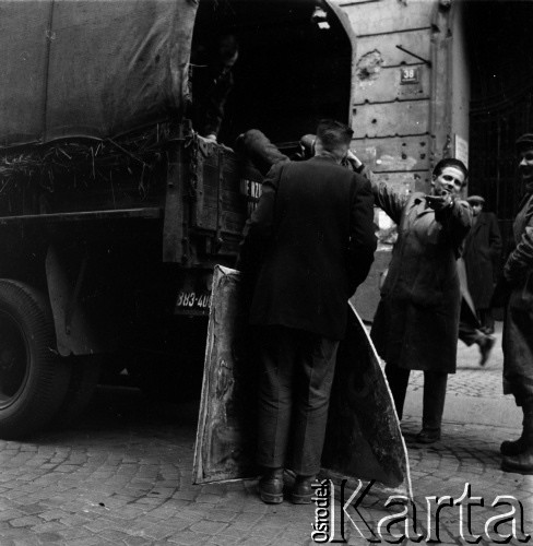 Marzec 1958, Warszawa, Polska.
Przeprowadzka Mirona Białoszewskiego - poety, prozaika, dramatopisarza i aktora teatralnego - z kamienicy przy ulicy Poznańskiej 37 na Plac Dąbrowskiego 7.
Fot. Irena Jarosińska, zbiory Ośrodka KARTA