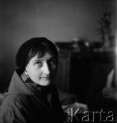 Marzec 1958, Warszawa, Polska.
Przeprowadzka Mirona Białoszewskiego - poety, prozaika, dramatopisarza i aktora teatralnego - z kamienicy przy ulicy Poznańskiej 37 na Plac Dąbrowskiego 7. Kobieta w mieszkaniu na ulicy Poznańskiej 37.
Fot. Irena Jarosińska, zbiory Ośrodka KARTA