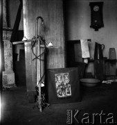 Marzec 1958, Warszawa, Polska.
Przeprowadzka Mirona Białoszewskiego - poety, prozaika, dramatopisarza i aktora teatralnego - z kamienicy przy ulicy Poznańskiej 37 na Plac Dąbrowskiego 7. Wnętrze mieszkania na ulicy Poznańskiej 37.
Fot. Irena Jarosińska, zbiory Ośrodka KARTA