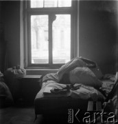 Marzec 1958, Warszawa, Polska.
Przeprowadzka Mirona Białoszewskiego - poety, prozaika, dramatopisarza i aktora teatralnego - z kamienicy przy ulicy Poznańskiej 37 na Plac Dąbrowskiego 7. Wnętrze mieszkania na ulicy Poznańskiej 37.
Fot. Irena Jarosińska, zbiory Ośrodka KARTA
