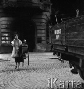Marzec 1958, Warszawa, Polska.
Przeprowadzka Mirona Białoszewskiego - poety, prozaika, dramatopisarza i aktora teatralnego - z kamienicy przy ulicy Poznańskiej 37 (na zdjęciu) na Plac Dąbrowskiego 7. Pisarka Wanda Chotomska.
Fot. Irena Jarosińska, zbiory Ośrodka KARTA