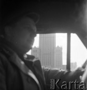 Marzec 1958, Warszawa, Polska.
Przeprowadzka Mirona Białoszewskiego - poety, prozaika, dramatopisarza i aktora teatralnego - z kamienicy przy ulicy Poznańskiej 37 na Plac Dąbrowskiego 7. W tle Pałac Kultury i Nauki.
Fot. Irena Jarosińska, zbiory Ośrodka KARTA