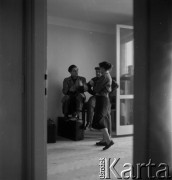 Marzec 1958, Warszawa, Polska.
Przeprowadzka Mirona Białoszewskiego - poety, prozaika, dramatopisarza i aktora teatralnego - z kamienicy przy ulicy Poznańskiej 37 na Plac Dąbrowskiego 7. 
Fot. Irena Jarosińska, zbiory Ośrodka KARTA