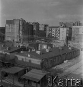 Marzec 1958, Warszawa, Polska.
Przeprowadzka Mirona Białoszewskiego - poety, prozaika, dramatopisarza i aktora teatralnego - z kamienicy przy ulicy Poznańskiej 37 na Plac Dąbrowskiego 7. Resztki zabudowy między ulicą Kredytową (widać w prawym dolnym rogu) a Królewską. Po lewej widać oficynę poprzeczną kamienicy na ulicy Królewskiej 29. W środku budynek z narożnymi balkonami, to oficyna na tyłach posesji przy ulicy Kredytowej 6. Ujęcie z czwartego piętra budynku o adresie Plac Dąbrowskiego 7 w kierunku północno-wschodnim. 
Fot. Irena Jarosińska, zbiory Ośrodka KARTA