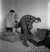 Marzec 1958, Warszawa, Polska.
Przeprowadzka Mirona Białoszewskiego - poety, prozaika, dramatopisarza i aktora teatralnego - z kamienicy przy ulicy Poznańskiej 37 na Plac Dąbrowskiego 7. Pisarka Wanda Chotomska i artysta plastyk Edward Krasiński.
Fot. Irena Jarosińska, zbiory Ośrodka KARTA