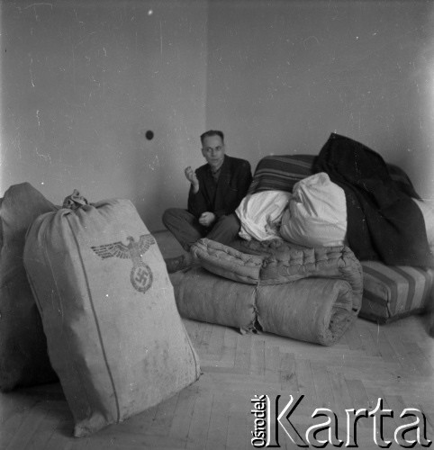 Marzec 1958, Warszawa, Polska.
Miron Białoszewski - poeta, prozaik, dramatopisarz i aktor teatralny - w trakcie przeprowadzki z kamienicy przy ulicy Poznańskiej 37 na Plac Dąbrowskiego 7.
Fot. Irena Jarosińska, zbiory Ośrodka KARTA