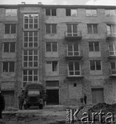 Marzec 1958, Warszawa, Polska.
Miron Białoszewski - poeta, prozaik, dramatopisarz i aktor teatralny - w trakcie przeprowadzki z kamienicy przy ulicy Poznańskiej 37 na Plac Dąbrowskiego 7 (na zdjęciu).
Fot. Irena Jarosińska, zbiory Ośrodka KARTA