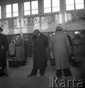 Lata 50. lub 60., Polska.
Dworzec.
Fot. Irena Jarosińska, zbiory Ośrodka KARTA