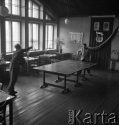 Lata 50. lub 60., Polska.
Mężczyźni grający w ping-ponga.
Fot. Irena Jarosińska, zbiory Ośrodka KARTA