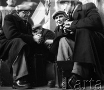 Lata 50. lub 60., Polska.
Mężczyźni na dworcu.
Fot. Irena Jarosińska, zbiory Ośrodka KARTA